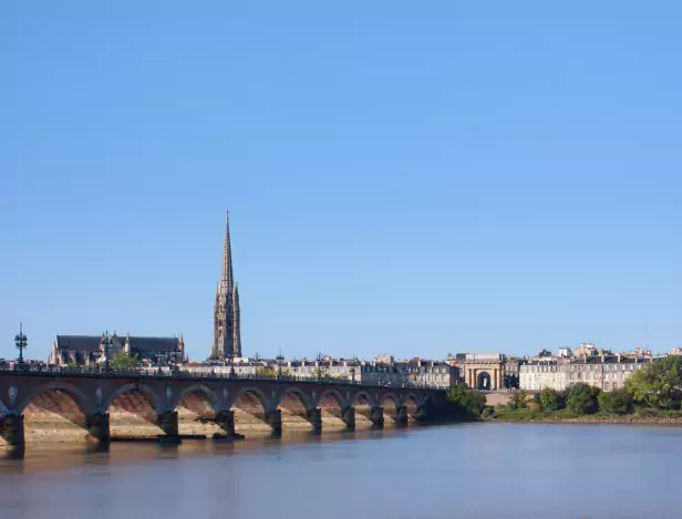 L'école-de-commerce-IPAC-BACHELOR-FACTORY-arrive-enfin-à-Bordeaux-!