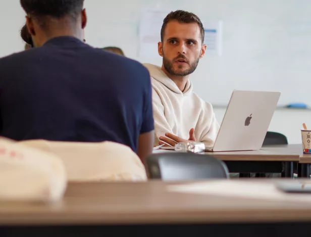 24-Heures-dans-la-peau-d’un-étudiant-à-l’Ipac--suivez-le-quotidien-de-nos-étudiants