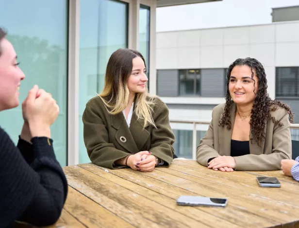 poursuivre-ses-etudes-ou-commencer-a-travailler-ecole-de-commerce-lyon